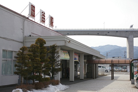岡谷駅。奥は中央自動車道。