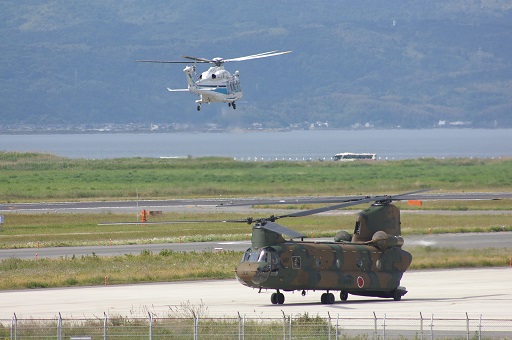 大型輸送ヘリCH-47Jと海保さんのヘリ