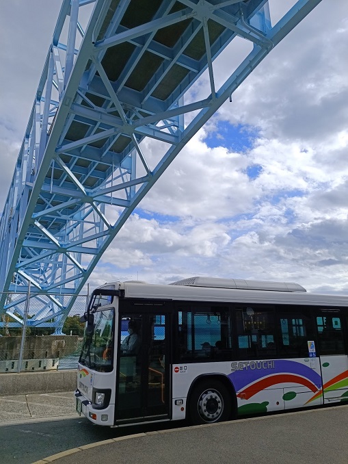 バス停は蒲刈大橋の下でした