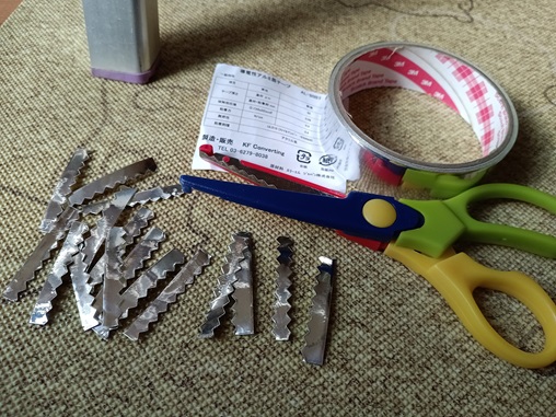 電導性アルミテープを切って