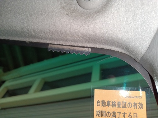 フロントガラスなどあちこちに貼り付け