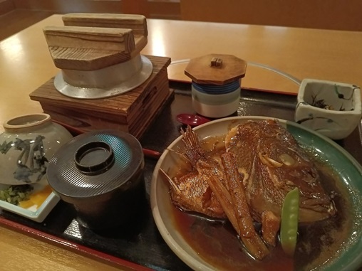 あなご釜めしに鯛頭の煮つけ