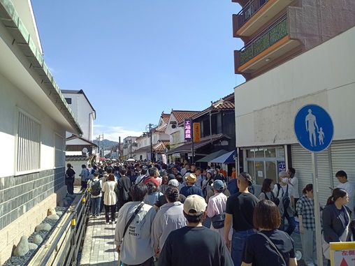 酒蔵通りはすごい人