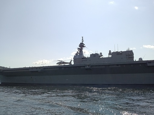 護衛艦かがへの着艦デモ